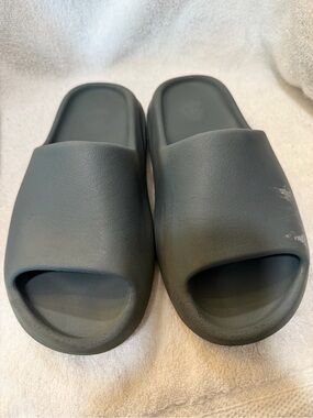 Adidas Yeezy Slide in Slate Gray Slip-On Slide Sandals